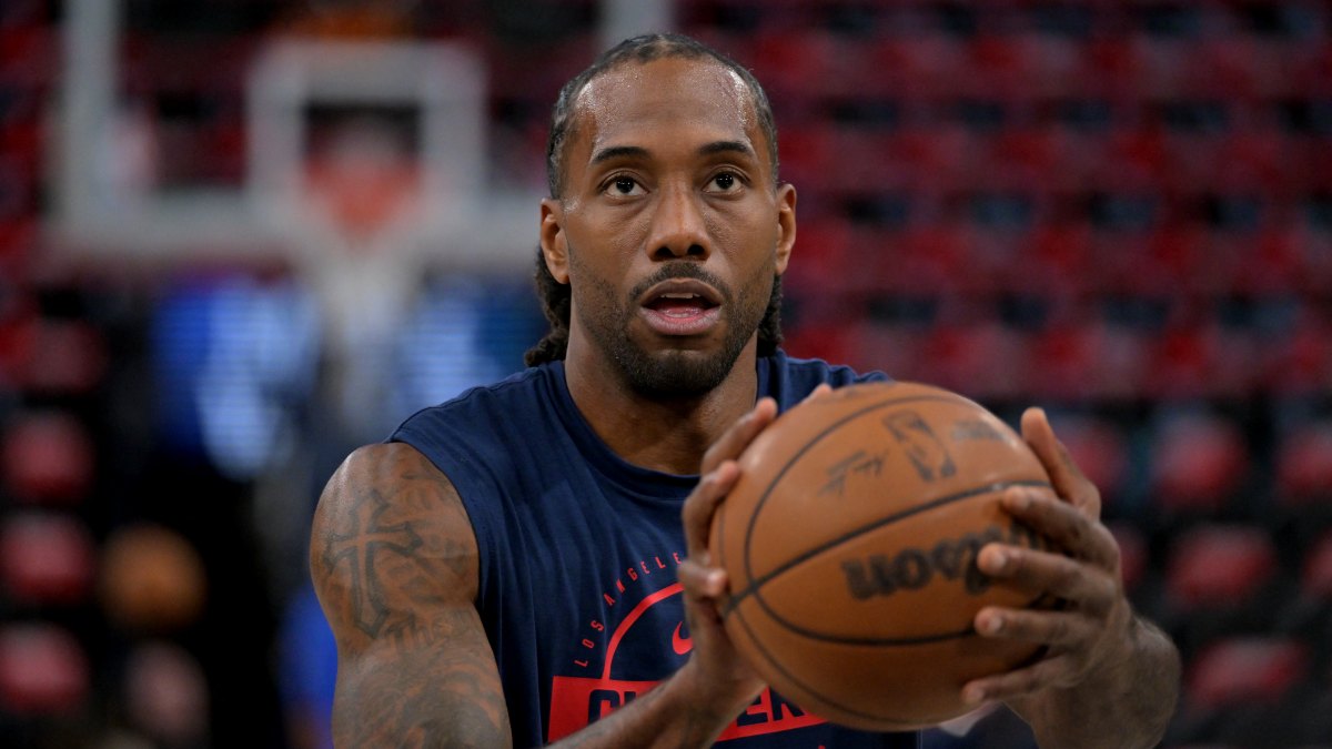 Kawhi Leonard, calentando antes de un partido con los Clippers.