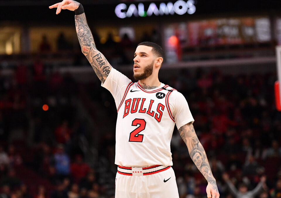 Lonzo Ball lanza un triple
