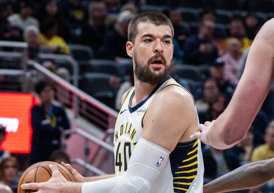 Ivica Zubac, disputando un partido con los Indiana Pacers.