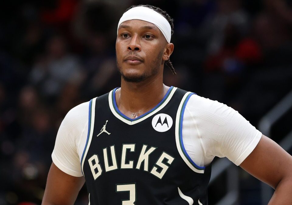 Milwaukee no encuentra salida a Myles Turner