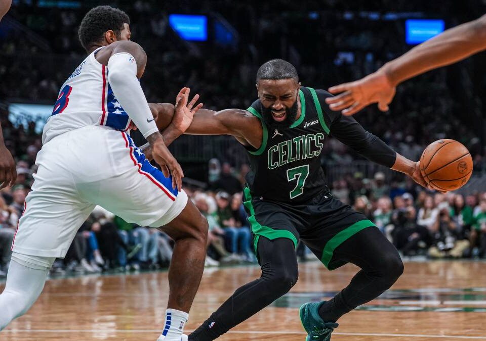 La NBA limitará los empujones de los atacantes a sus defensores