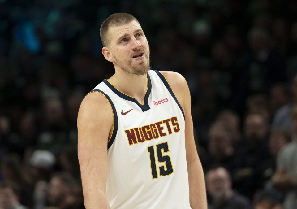 Nikola Jokic, cariacontecido tras la eliminación a manos de Minnesota.