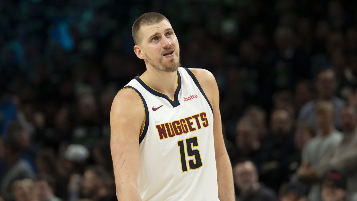 Nikola Jokic, cariacontecido tras la eliminaci&oacute;n a manos de Minnesota.