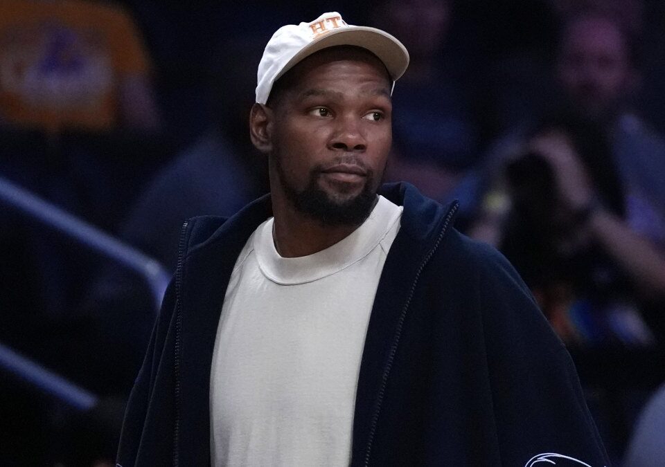 Kevin Durant, en la cancha de Phoenix Suns para presenciar un partido.