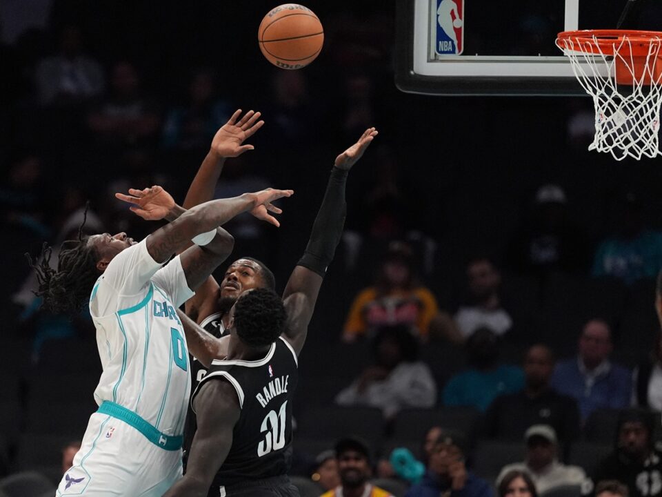 Randle domina en su estreno con los Nets