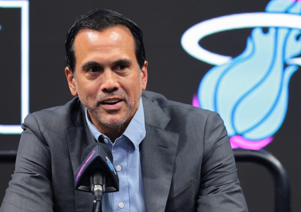 Erik Spoelstra se rinde a Giannis a la primeras de cambio