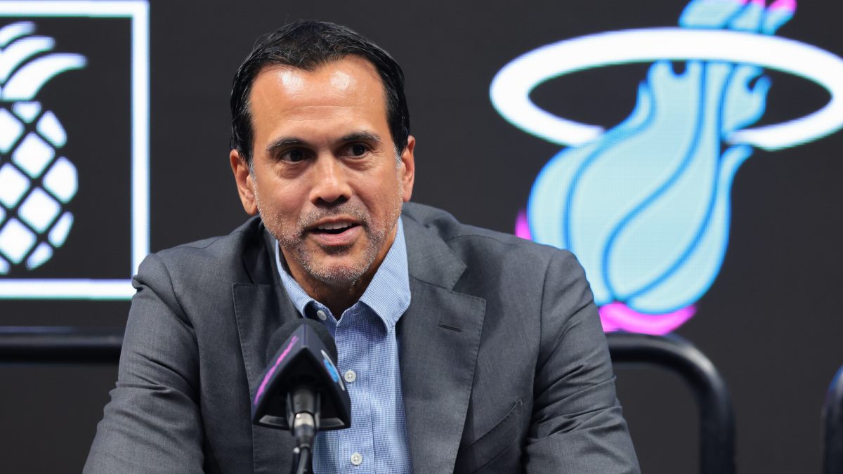 Erik Spoelstra se rinde a Giannis a la primeras de cambio