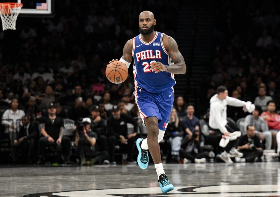 LeBron, más pasador que anotador en su estreno con los 76ers