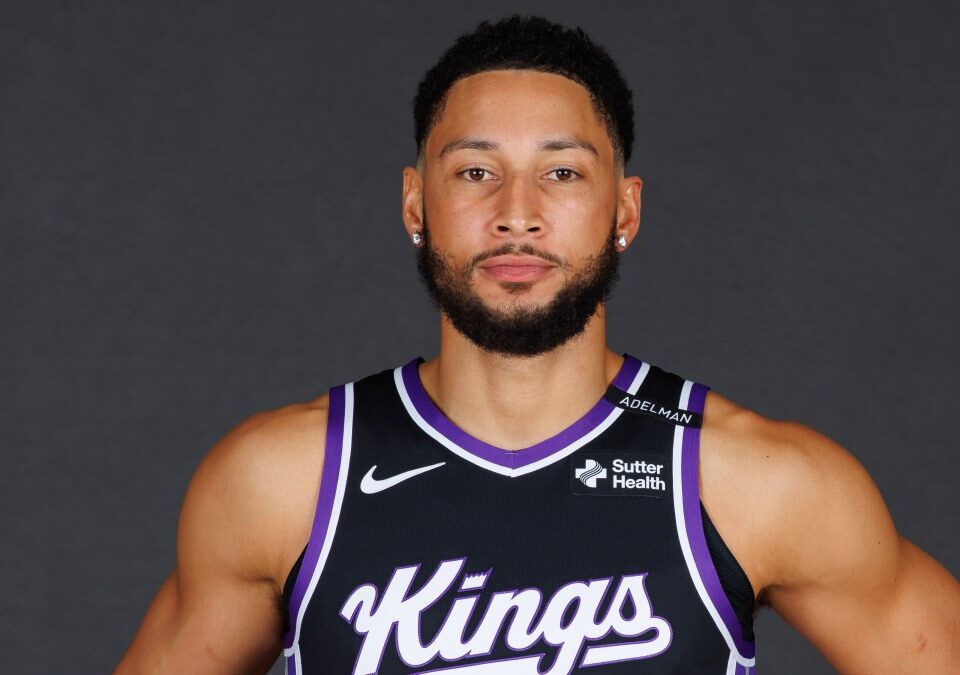 Ben Simmons, posando como jugador de los Sacramento Kings.