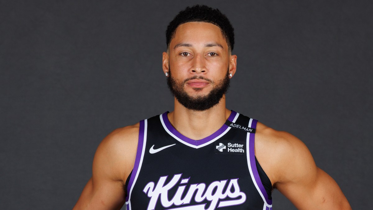 Ben Simmons, posando como jugador de los Sacramento Kings.